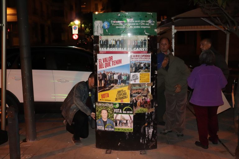L’enganxada de cartells marca el tret d’inici a una campanya electoral “positiva” a l’Espluga